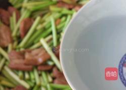 排骨肉炒蒜薹的做法图解14