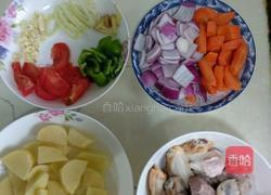 土豆胡萝卜炖鸡肉排骨的做法图解1