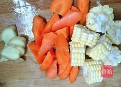 玉米胡萝卜鸡腿汤的做法图解2