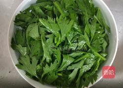 凉拌芹菜叶的做法图解1