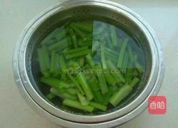 炝拌芹菜花生米的做法图解6