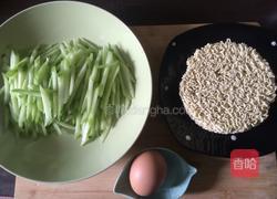 黄瓜荷包蛋面的做法图解1