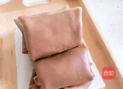 Illustration of how to make cream chocolate towel roll 8