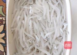 银鱼炒韭菜的做法图解2