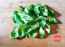 Illustration of how to make green pepper and carrot slices 5