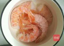 Illustration of how to make prawns in tomato sauce 1