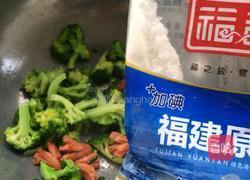 西蓝花炒脆肠的做法图解6