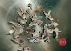 Illustration of how to make fried chicken gizzards with onions 3