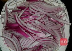 洋葱炒肉的做法图解1