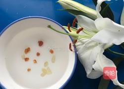 银耳红枣桃胶羹的做法图解2