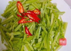 豆腐干炒芹菜的做法图解1