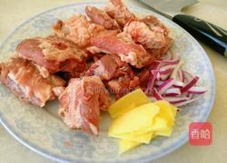 排骨酸菜馅蒸饺的做法图解1