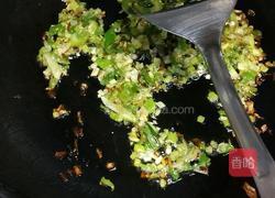 马蜂菜肉包子的做法图解3