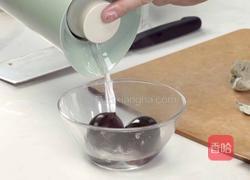 擂辣椒松花蛋的做法图解2