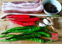 Illustration of how to make twice-cooked pork with double pepper 1