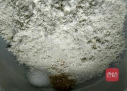 韭菜鸡蛋饼的做法图解1