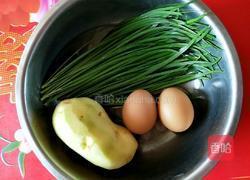 土豆鸡蛋韭菜素馅包子的做法图解1