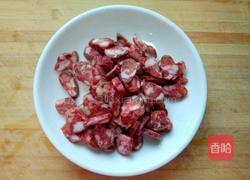 荷兰豆炒腊肠的做法图解2