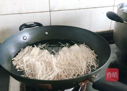 凉拌金针菇的做法图解1