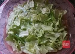 莲花白炒肉的做法图解1