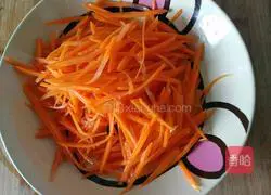 Illustration of how to stir-fry carrots with enoki mushrooms 8