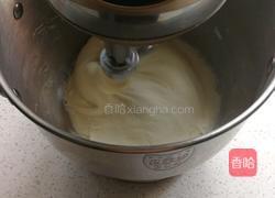 烤肠花边培根披萨的做法图解1