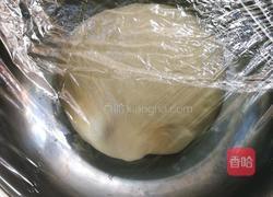 烤肠花边培根披萨的做法图解2