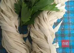 Illustration of how to make steamed noodles (the secret of rolling noodles with your hands) 3
