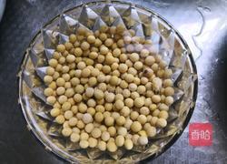 黄豆烧猪蹄的做法图解1