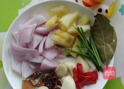 香辣肥肠的做法图解1