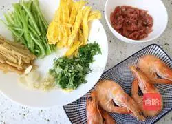 How to make green pepper, shredded pork and fresh shrimp noodles 1