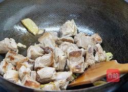 韩式酱排骨炒蒜苔的做法图解1