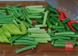 韩式酱排骨炒蒜苔的做法图解2