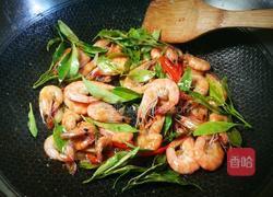 嫩桔叶炒虾的做法图解4