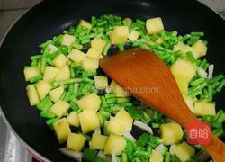 豇豆土豆焖饭的做法图解5