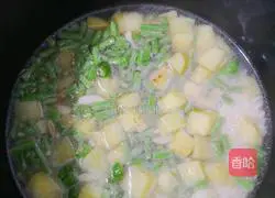 Illustration of how to make braised rice with cowpeas and potatoes 7