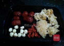 冰糖银耳莲子羹的做法图解1