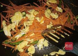 胡萝卜丝炒鸡蛋的做法图解7