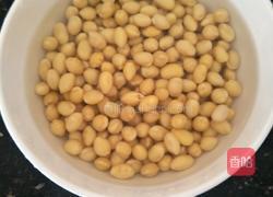 黄豆焖猪蹄的做法图解1