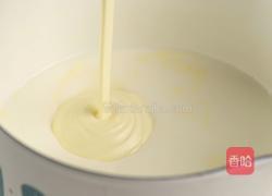 粉色牛奶椰蓉小方的做法图解2