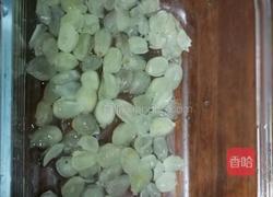 牛奶炖桃胶的做法图解3