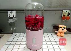 鲜榨火龙果汁的做法图解2