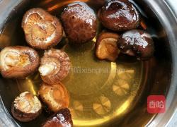 香菇鸡肉焖饭的做法图解1