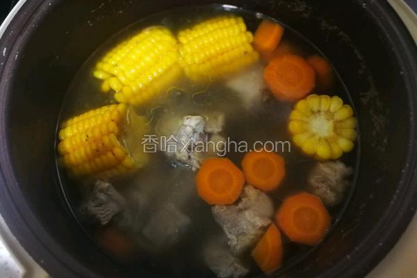 玉米萝卜排骨汤