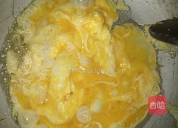 （鸡蛋玉米火腿肠）炒馒头丁的做法图解2