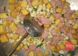 （鸡蛋玉米火腿肠）炒馒头丁的做法图解4