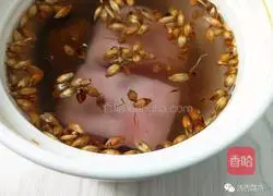 Pregnancy soup recipe: Malt, candied dates and pig's trotters soup is sweet and digestible.Illustration 5