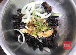 洋葱拌木耳的做法图解3