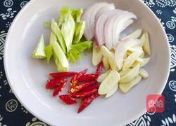 西芹炒腐竹的做法图解6