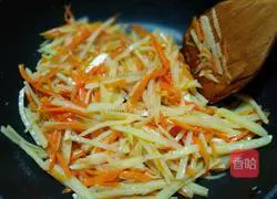 Illustration of how to stir-fry carrots and shredded potatoes 8